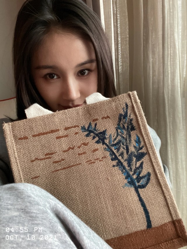 王子文|王子文又上线撒糖！吴永恩DIY新提袋送女友，绘制情侣名甜蜜满分