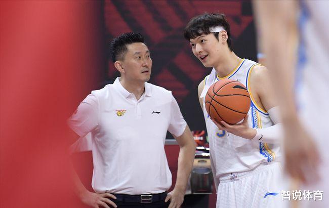 王哲林|朱芳雨顶薪签约！王哲林“最新去向揭晓”，顶级内线助杜锋四连冠