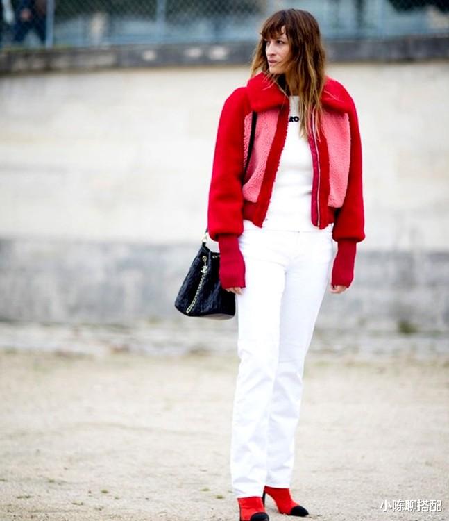 小陈聊搭配 50岁的女人也可以穿亮色系，秋季学学这些技巧，养眼又时髦