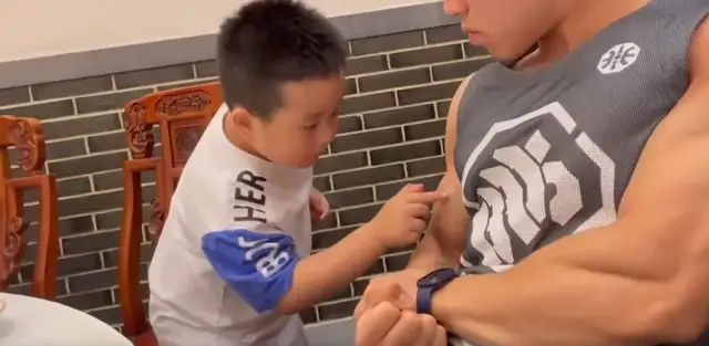 肌肉男|当小男孩见到肌肉猛男时,惊讶?羡慕?帧帧表情包 简直太快乐了