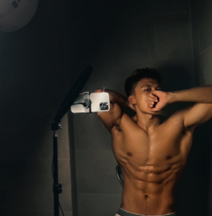 健身圈一哥|腹肌宛如搓衣板，麒麟臂健壮似公牛，侧平举1000个都是小意思！