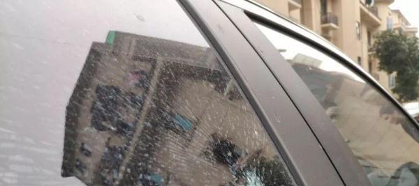 高小樂樂 杭州競舟路荷花苑一戶人家發生爆炸窗戶玻璃全部被沖碎