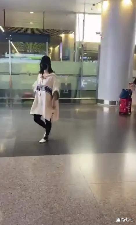 里尚七七|谢娜产后低调走机场，悄悄卸货身材浮肿走路沉，包裹严实怕被认出
