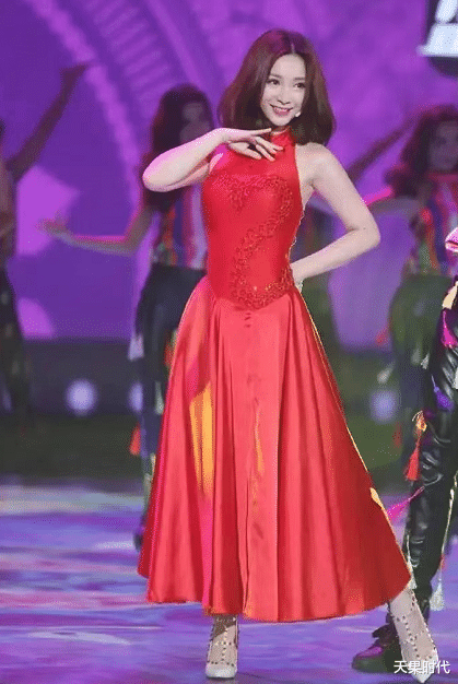 柳岩|柳岩化身月桂女神，身穿开衩红裙跳热舞，内搭打底裤真抢眼