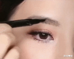 时尚美妆|章子怡亲自接女儿放学，穿黑白装大气知性，素颜露面不忘画上眉毛