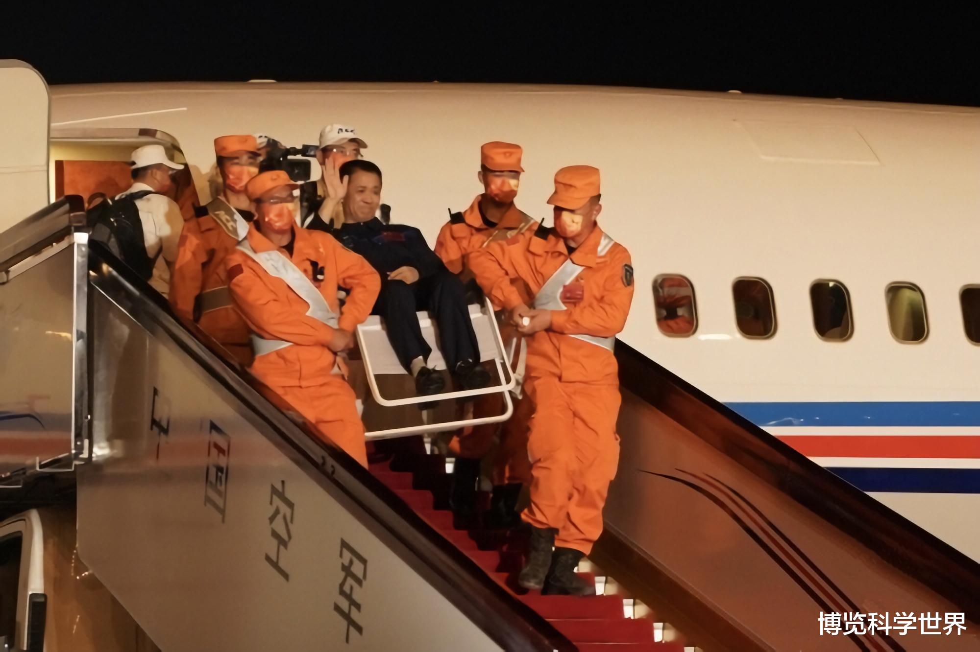 航天员 航天员着陆地球后，为何要一直坐椅子？如果强迫自己站立，后果将有多严重？