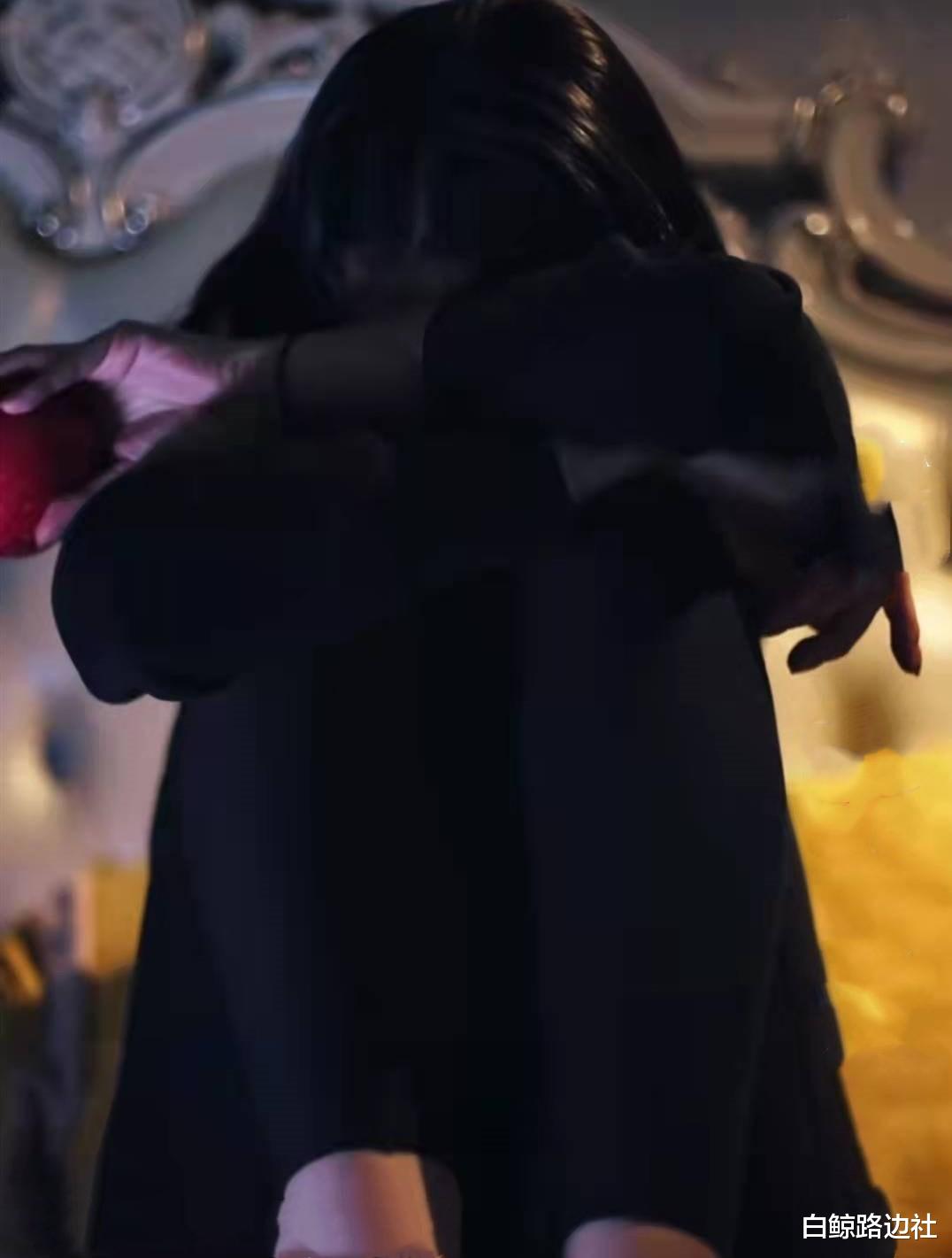 章子怡|汪峰前妻深夜思念女儿？拿着苹果抱膝痛哭，评论区章子怡无辜躺枪