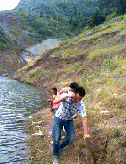 风云视角|搞笑GIF: 原来美人鱼也要吐泡泡