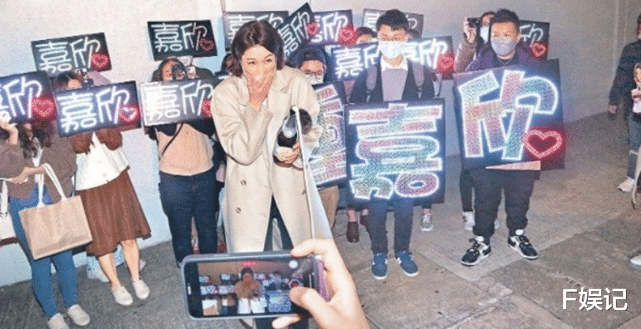 钟嘉欣|钟嘉欣大热失落视后仍心态好 开心晒与黄宗泽吴卓羲等老搭档合影0