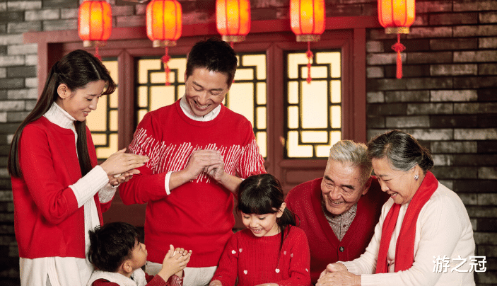 游之冠 64岁老人：每月退休金7千补贴儿子一家，去亲家过年我愣了