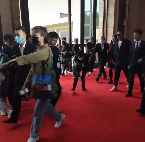 胡军|胡军现身三亚签约,保安比围观的群众还多,“明星没必要这样子”