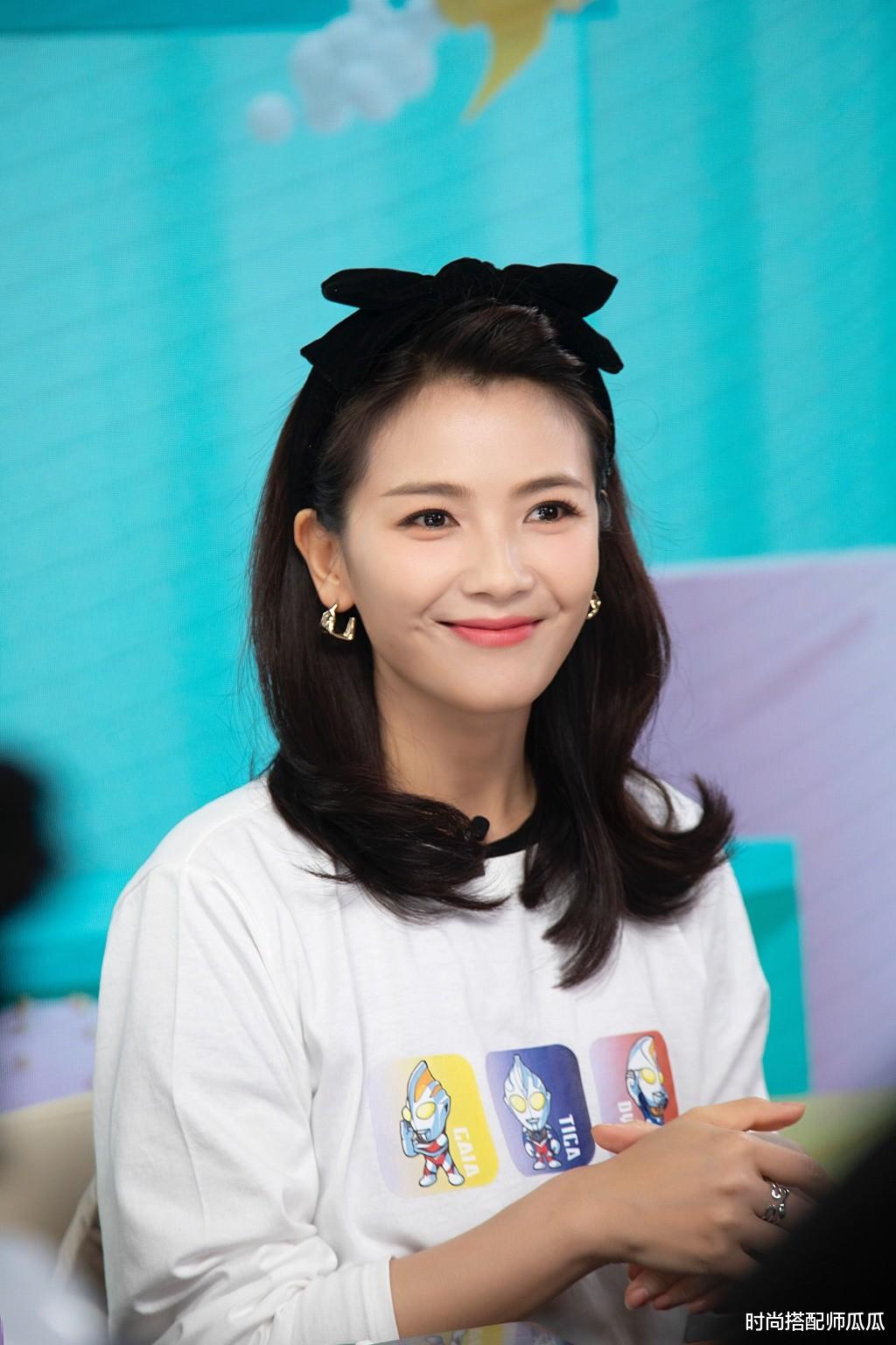 李佳琦|?刘涛真会穿，一身蓝色鱼尾裙+蓝皮衣很时髦，温柔动人还高级