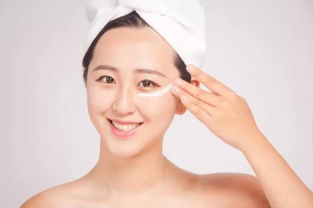 眼霜 评价“女人”是否精致，看这“3个细节”就知道，对比看你是不是