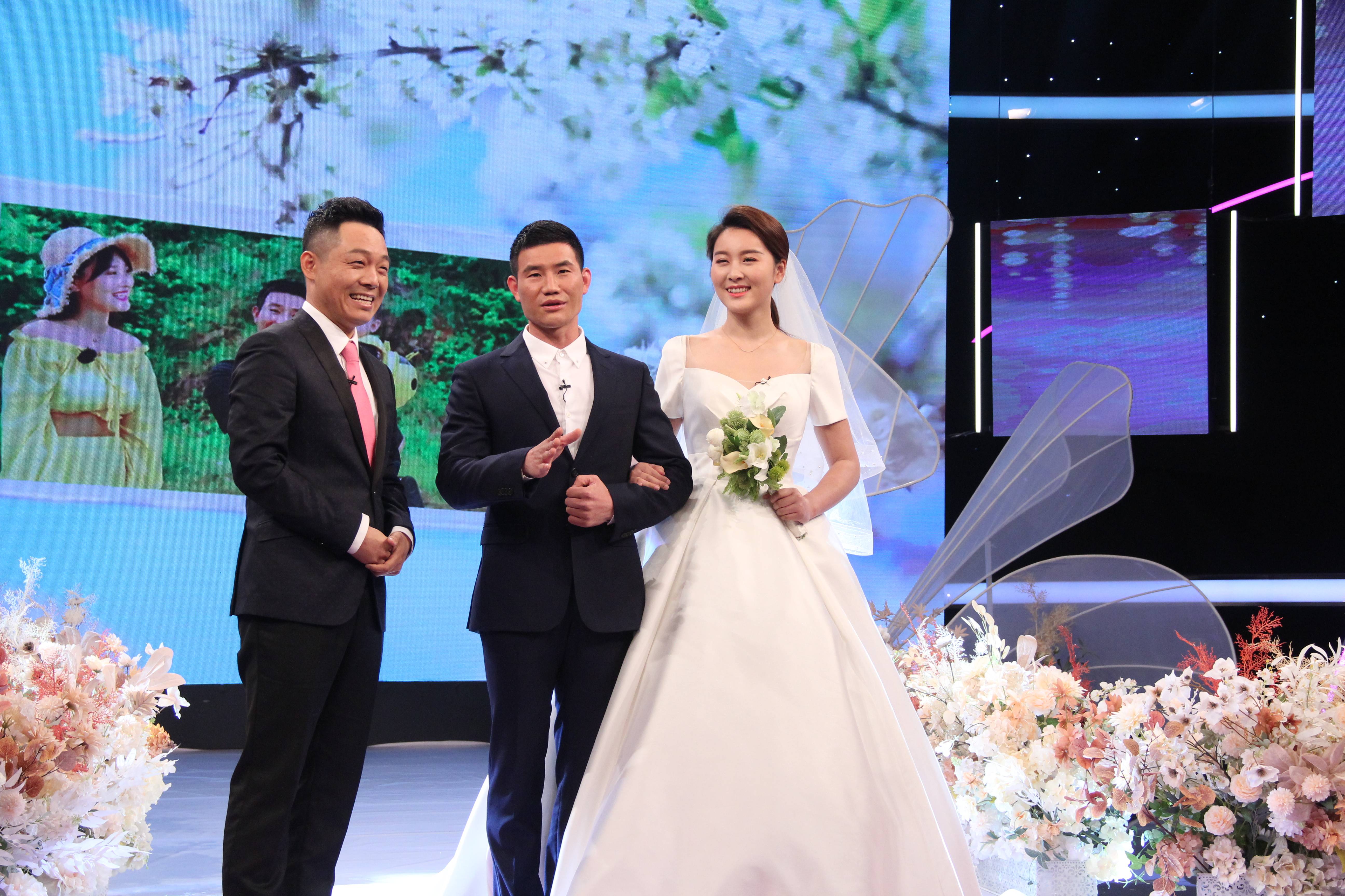 谢孟伟|谢孟伟一家四口拍视频记录生活 圈外妻子美艳动人不输女明星