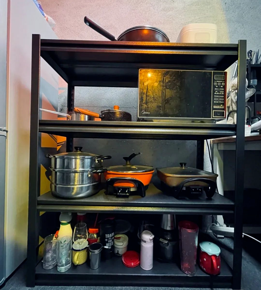 没钱装修，90后情侣直接入住170平毛坯房，生活却被无数人羡慕