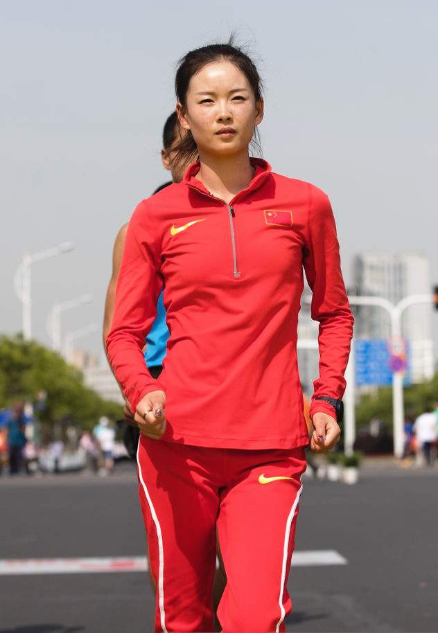 全球时尚号|竞走女神杨家玉，虽败犹荣不言放弃，搭配运动风展现“巾帼”风