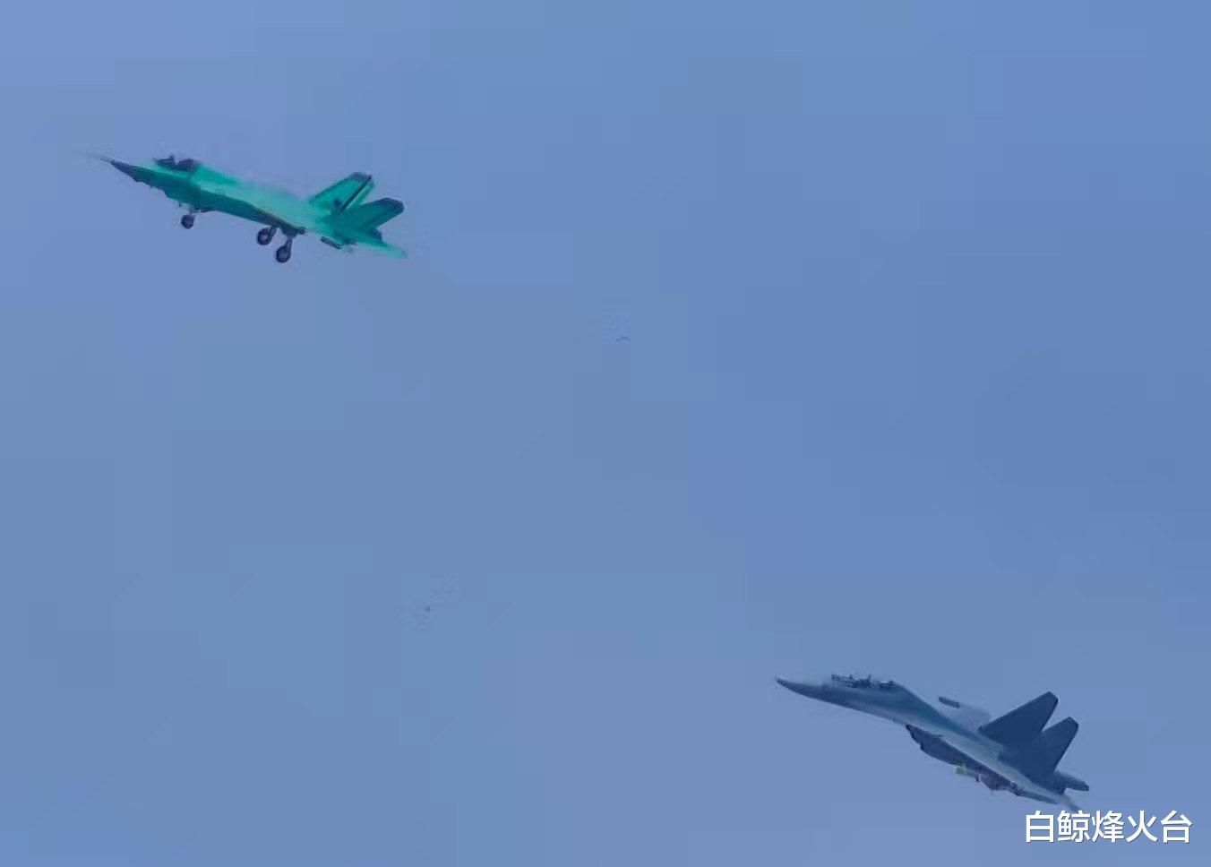 歼-20|航空工业传喜报：双座歼-20亮相，新型隐身机试飞