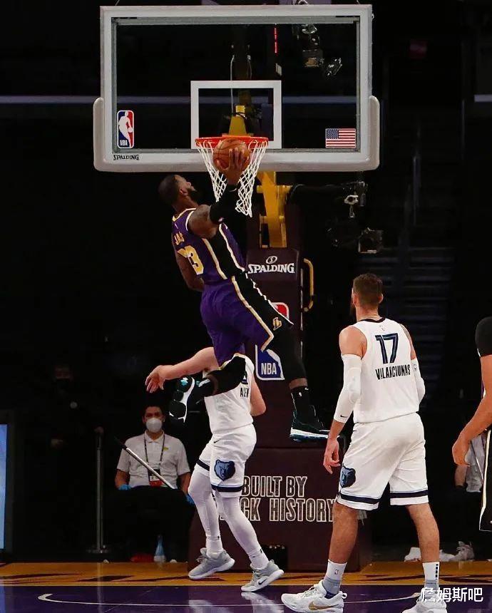 湖人队|湖人上演20分逆转！詹姆斯一记暴力劈扣，现场重复播放了10次