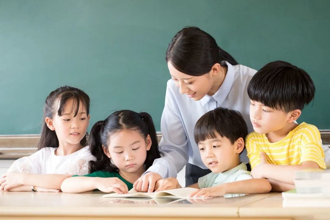 C妈学堂|班里一直考第一的学生就是学霸?“真伪学霸”要分清,别被骗了