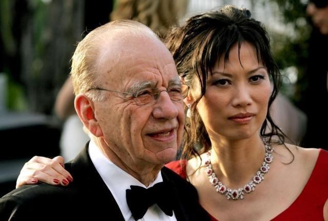 邓文迪|52岁邓文迪：离婚6年后卷走前夫40亿美元，交往小17岁男友显娇憨