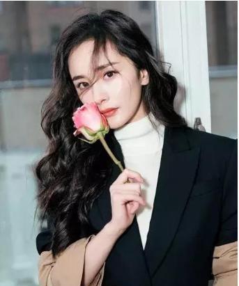 杨幂|他8年前帮了杨幂，当他过气无戏可拍时，杨幂仅用2部剧将他捧红