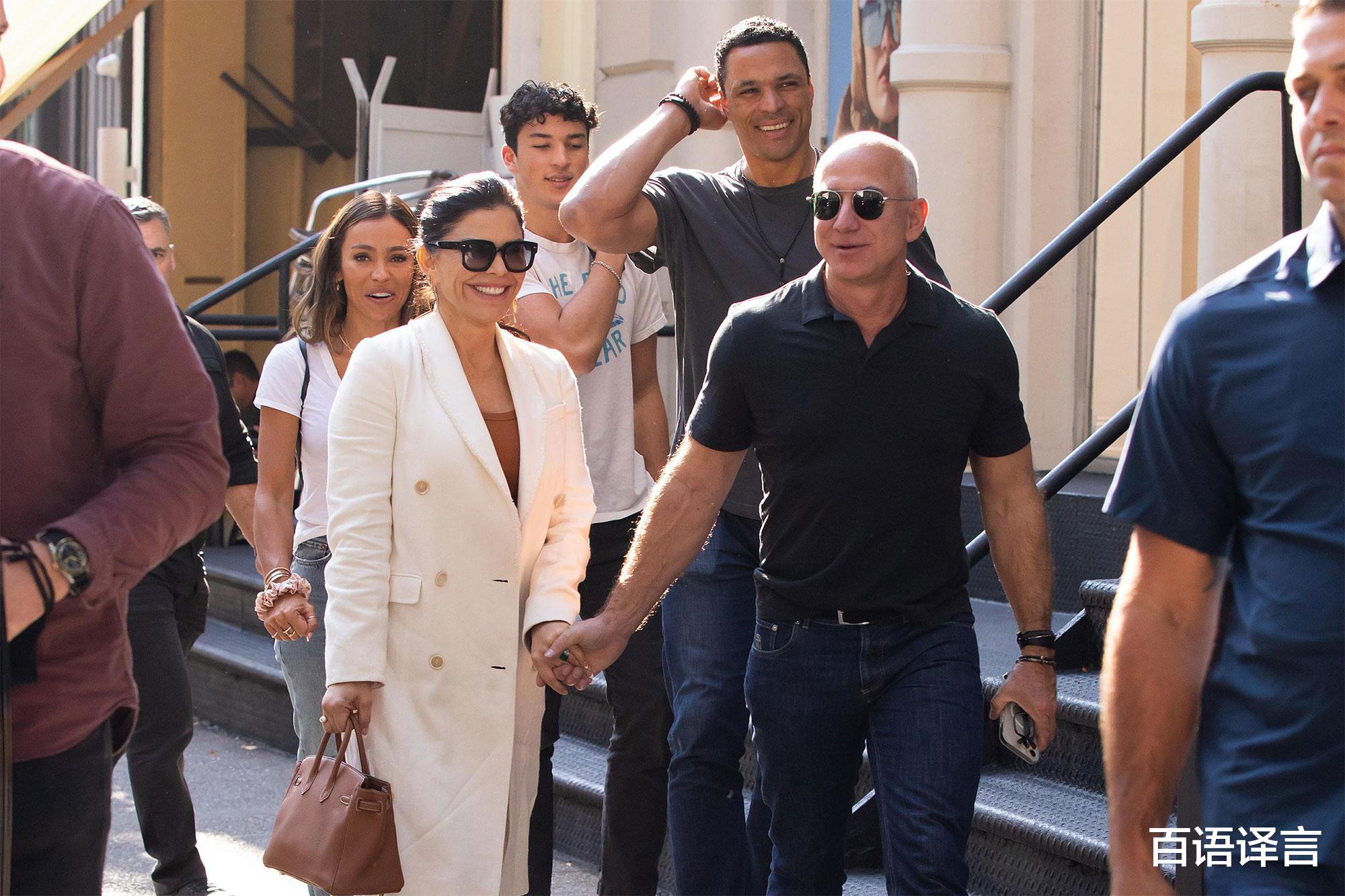 |前世界首富和女友继续度假!女友穿抹胸衣秀丰满,52岁身材如少女