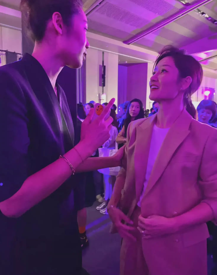 潮帮先生 朱婷亮相时装周，1米98硬把裤子穿得短一截，一张高级脸不输超模
