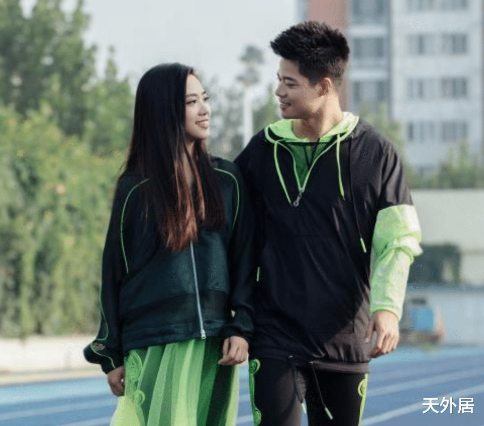 小S|苏炳添低调妻子终于登上热搜!从校服到婚纱,2人大头贴照片曝光