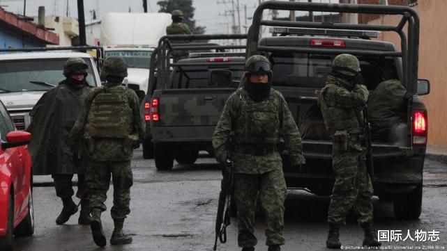 墨西哥兩大販毒集團動用裝甲車開戰，交戰1天後8人橫屍現場-圖3