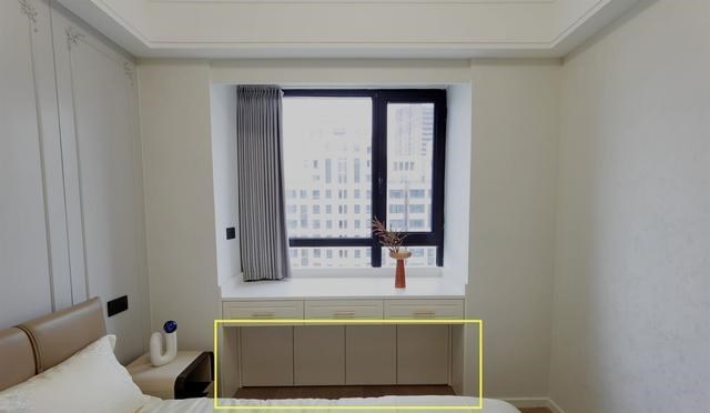 窗户下方空间不放过，加上一排矮柜，收纳空间瞬间多5㎡，真实用