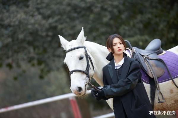 杨超越|杨超越新发型被赞，将蝴蝶珍珠编进麻花辫，不仅娇美，还很显新潮