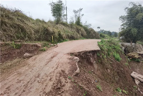 川东周末 广安区一道路塌方存隐患 村民出行难安心