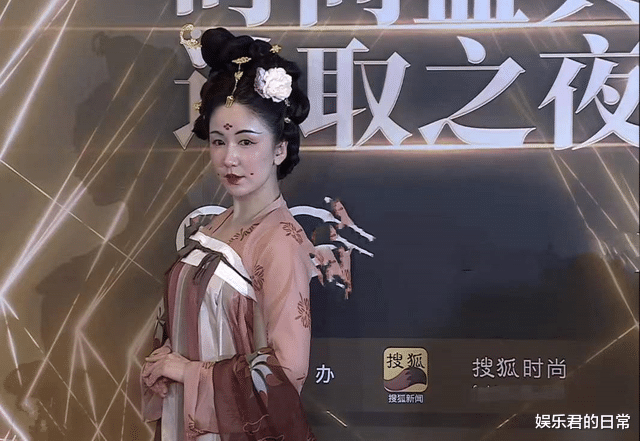 生图|时尚盛典女星生图：baby清冷，蔡少芬笑出法令纹，娄艺潇发福明显