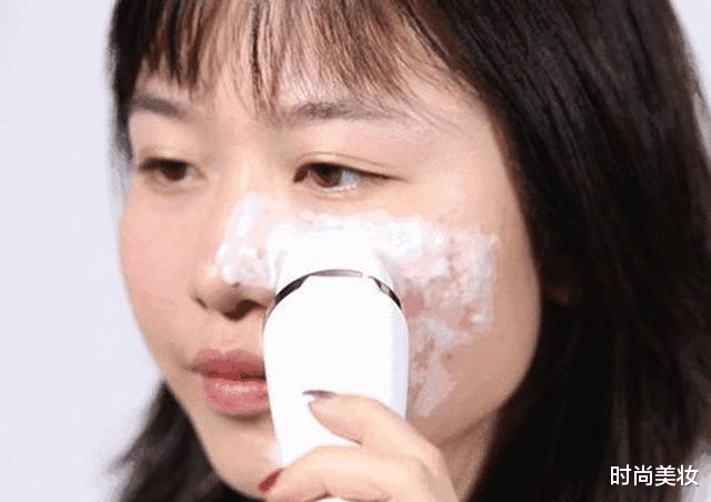 护肤|37岁佟丽娅亮相晚会，耳朵上“戴了一辆奥迪”，皮肤细腻超减龄！