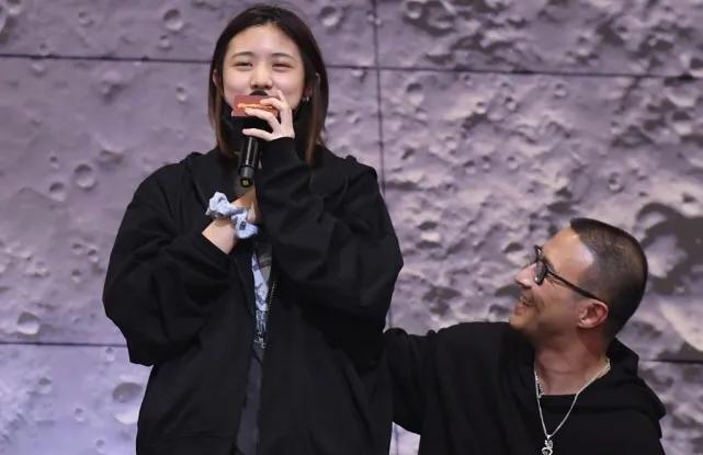 章子怡|汪峰携大女儿助阵章子怡新片，一家三口现场挥手互动温馨有爱