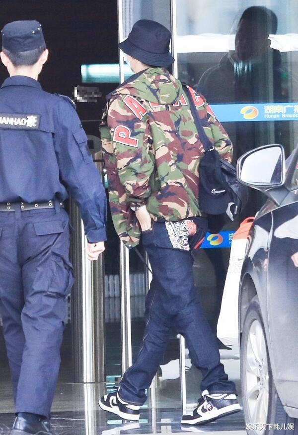 王一博|王一博连续2天录《天天向上》，脸和脖子长痘喉结太突出，全身广告位疑有新代言？