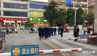 容县之声 广西北流群众为受伤幼儿献血，排起百米长队