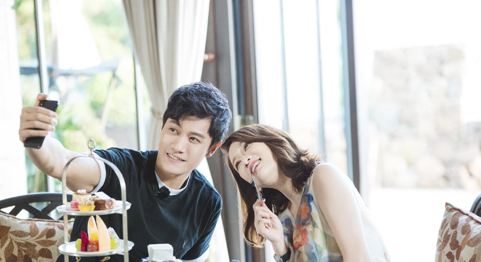 陈乔恩|陈乔恩与男友穿情侣装搞怪合影，艾伦亲手创作壁画彰显艺术天赋