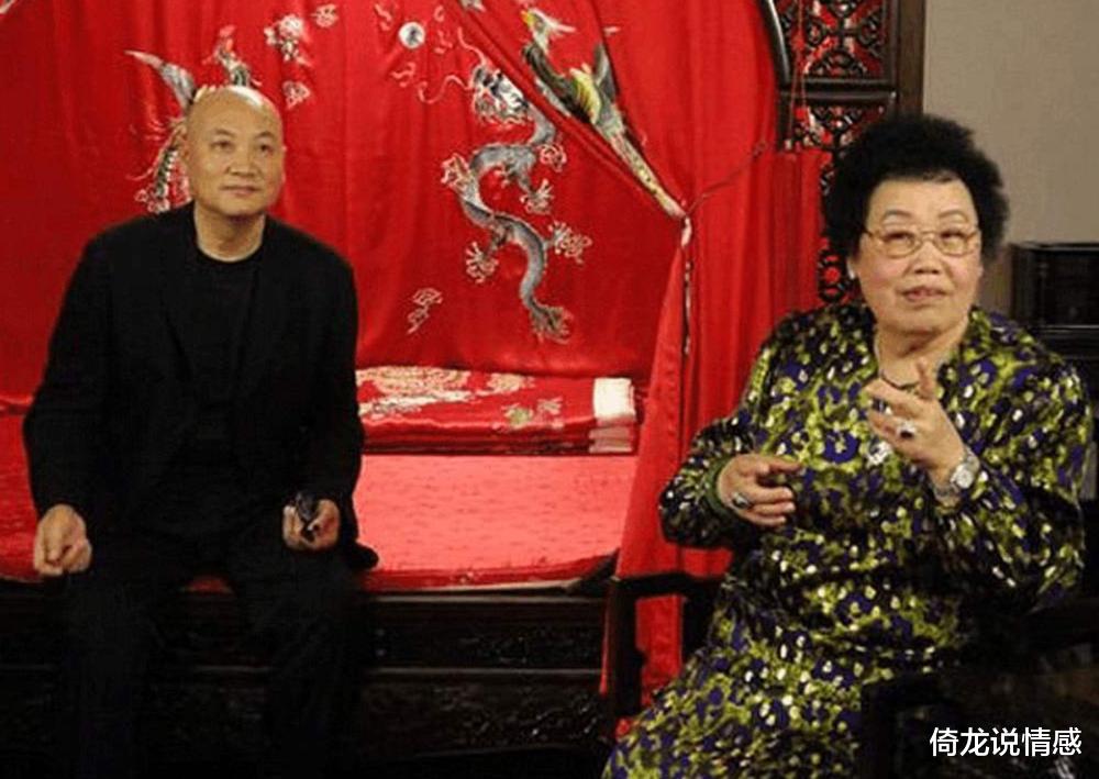 倚龙说情感|80岁唐僧夫人为河南捐1千万，69岁迟重瑞合影站后排，被指地位低
