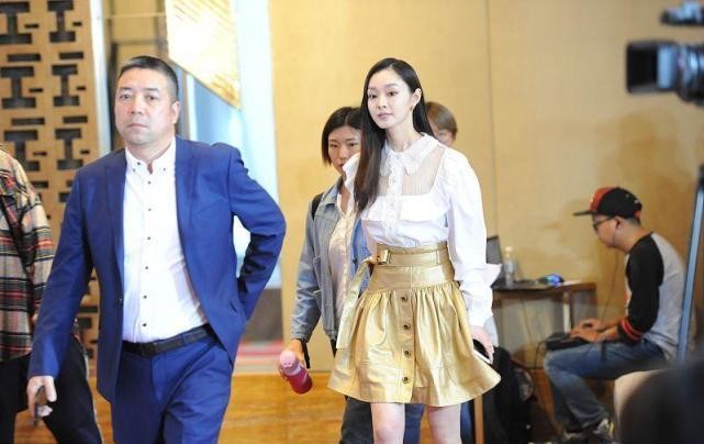 白小白的衣橱|宋轶的“泰迪头”真惹眼,显得头发还挺多的,但有点显老了