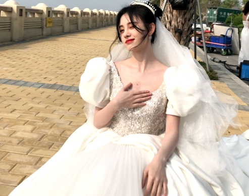 鞠婧禕冬天拍婚紗照，自拍時暴露原相機裡的她，真實顏值讓人無語-圖3
