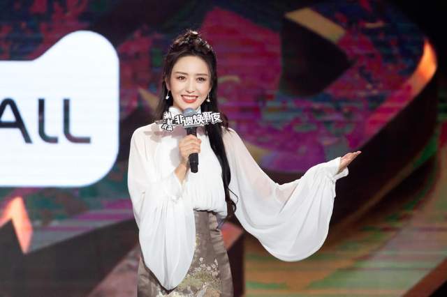 麦迪娜·买买提|最美人鱼公主，当红嫁90后小鲜肉，三年抱俩，今一家四口温馨幸福