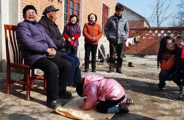 朱之文|大衣哥反对下跪拜年：我不跪天不跪地！网友：演出为什么下跪呢