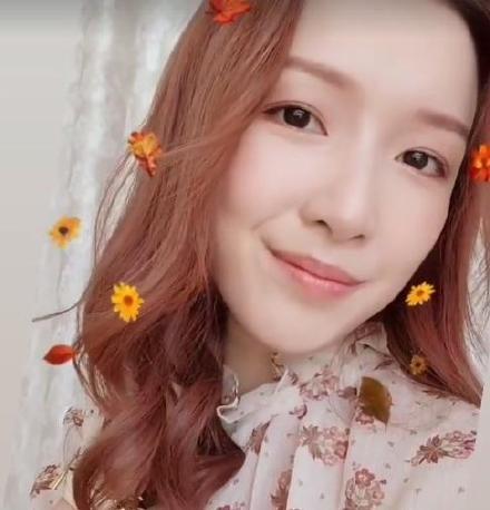 爱买买买的百万姐 李泽楷前任郭嘉文晒聚会照，笑容甜美状态好，男性友人出镜引关注