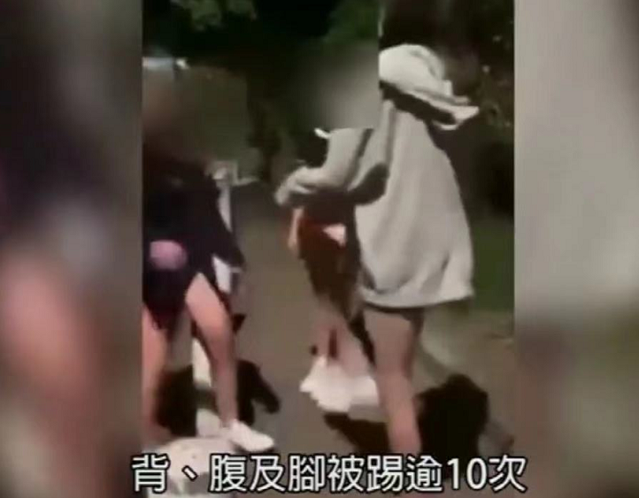 新兴火山 14岁少女当街跪地被殴打，被同龄女子掌掴30余次，脚踢逾10下