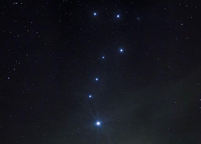 一年69亿公里,地球在银河系中狂奔,天上星星的位置怎么不变?