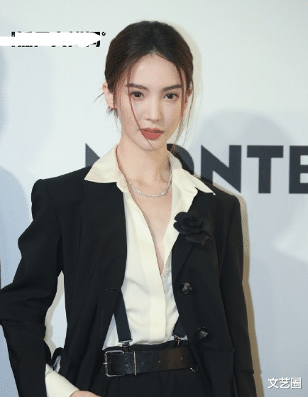 刘诗诗|众女星走红毯：杨幂刘诗诗挽手同行却冷落了唐嫣，女主持人因身高遭网络暴力