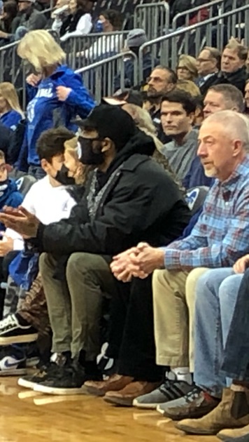 凱里·歐文|歐文終于又現(xiàn)身了！觀看大學(xué)籃球引歡呼，重申使命：我們可以領(lǐng)導(dǎo)大家