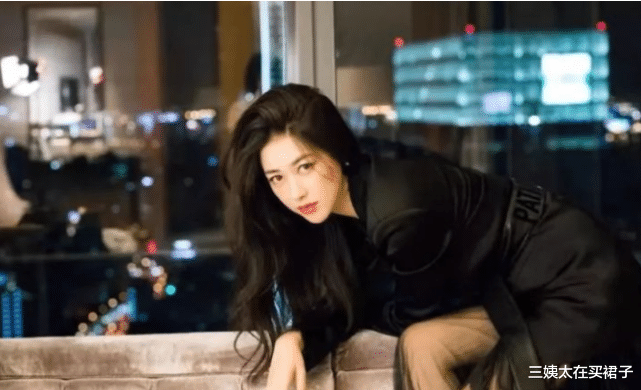 三姨太在买裙子|深扒！红色背景比韩雪还强，甩法拉利总裁，朱珠凭什么这么牛？