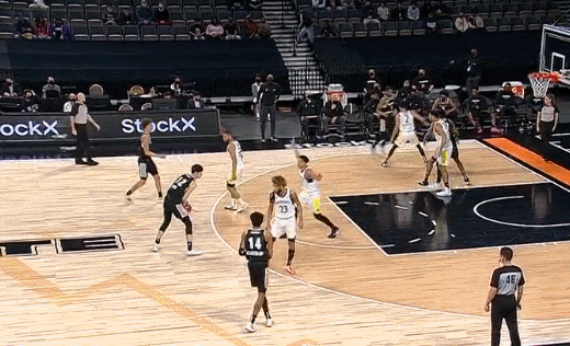 周琦|終于得分！100%命中率！曾凡博16分鐘1出手！他拼了命都要打NBA